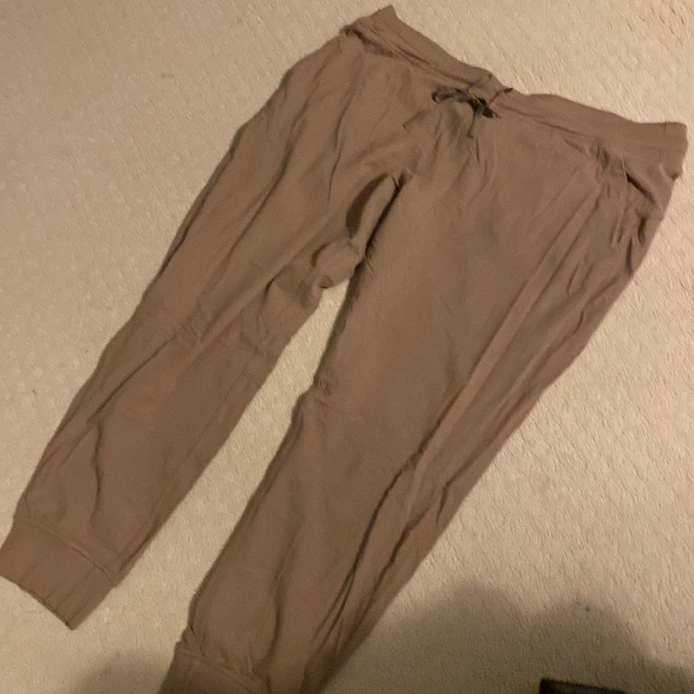 Relaxed high rise jogger.